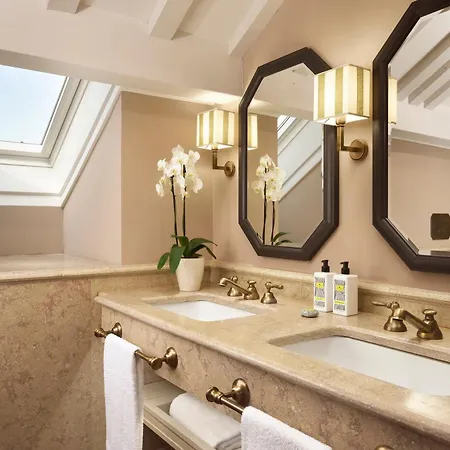 Hotel Relais Sant'uffizio 5*